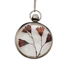 Afbeelding in Gallery-weergave laden, Pendentif porte-photo en argent et verre bombé revisité avec des fleurs séchées, début XXè Le Charme des Violettes - Brocante en ligne