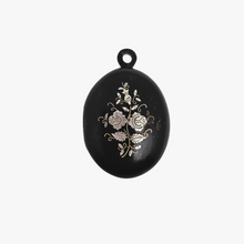 Charger l'image dans la galerie, Pendentif Napoléon III en écaille de tortue, décor en piqué d’argent, laiton doré et nacre, France, vers 1860-1880