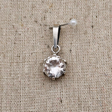 Afbeelding in Gallery-weergave laden, Pendentif en argent 925 serti d'un spinelle incolore taillé en diamant, 2è moitié du XXè siècle