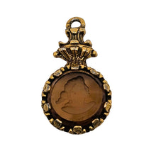 Charger l'image dans la galerie, Pendentif en verre ambré à intaille féminine – Monture en régule doré, 1è moitié du XXè siècle Le Charme des Violettes - Brocante en ligne