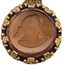 Charger l'image dans la galerie, Pendentif en verre ambré à intaille féminine – Monture en régule doré, 1è moitié du XXè siècle Le Charme des Violettes - Brocante en ligne