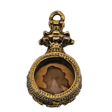 Charger l'image dans la galerie, Pendentif en verre ambré à intaille féminine – Monture en régule doré, 1è moitié du XXè siècle Le Charme des Violettes - Brocante en ligne