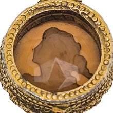 Charger l'image dans la galerie, Pendentif en verre ambré à intaille féminine – Monture en régule doré, 1è moitié du XXè siècle Le Charme des Violettes - Brocante en ligne
