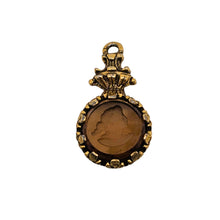 Charger l'image dans la galerie, Pendentif en verre ambré à intaille féminine – Monture en régule doré, 1è moitié du XXè siècle Le Charme des Violettes - Brocante en ligne