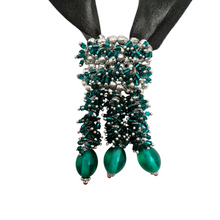 Afbeelding in Gallery-weergave laden, Pendentif-collier vintage en perles de verre vertes et ruban satiné, années 1970-80 Le Charme des Violettes - Brocante en ligne