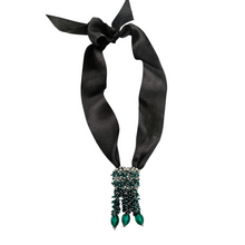 Afbeelding in Gallery-weergave laden, Pendentif-collier vintage en perles de verre vertes et ruban satiné, années 1970-80 Le Charme des Violettes - Brocante en ligne