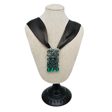 Afbeelding in Gallery-weergave laden, Pendentif-collier vintage en perles de verre vertes et ruban satiné, années 1970-80 Le Charme des Violettes - Brocante en ligne