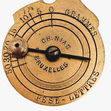 Load image into Gallery viewer, Charles Nias, Bruxelles, Pèse-lettres en laiton, années 1890-1895