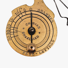 Load image into Gallery viewer, Charles Nias, Bruxelles, Pèse-lettres en laiton, années 1890-1895