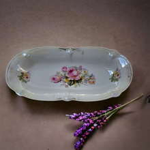 Charger l'image dans la galerie, Plat ancien en porcelaine allemande à décor de roses