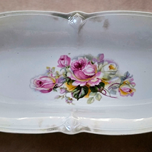 Charger l'image dans la galerie, Plat ancien en porcelaine allemande à décor de roses