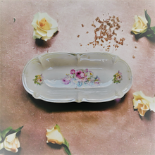 Charger l'image dans la galerie, Plat ancien en porcelaine allemande à décor de roses