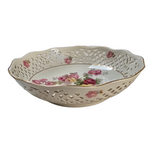 Afbeelding in Gallery-weergave laden, Oude opengewerkte porseleinen schaal versierd met rozen
