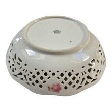 Afbeelding in Gallery-weergave laden, Oude opengewerkte porseleinen schaal versierd met rozen