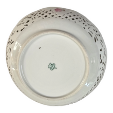 Afbeelding in Gallery-weergave laden, Oude opengewerkte porseleinen schaal versierd met rozen