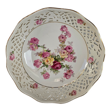 Afbeelding in Gallery-weergave laden, Oude opengewerkte porseleinen schaal versierd met rozen