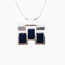 Afbeelding in Gallery-weergave laden, Zilveren designhanger bezet met lapis lazuli en bijbehorende ketting