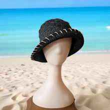 Afbeelding in Gallery-weergave laden, Chapeau vintage en raphia noir crocheté, années 1970