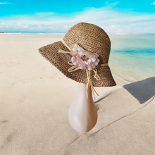 Afbeelding in Gallery-weergave laden, Chapeau vintage en jonc de mer crocheté et fleur en soie, années 1970