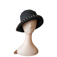 Afbeelding in Gallery-weergave laden, Chapeau vintage en raphia noir crocheté, années 1970