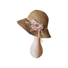Afbeelding in Gallery-weergave laden, Chapeau vintage en jonc de mer crocheté et fleur en soie, années 1970