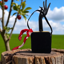 Afbeelding in Gallery-weergave laden, Petit sac de soirée vintage en velours noir, années 1950-1960