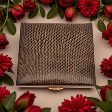 Afbeelding in Gallery-weergave laden, Poudrier vintage en imitation lézard, années 1950