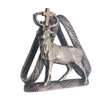 Afbeelding in Gallery-weergave laden, Pince à foulard vintage Saint Hubert et son cerf, années 1950-1970 Le Charme des Violettes - Brocante en ligne