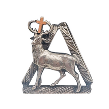 Afbeelding in Gallery-weergave laden, Pince à foulard vintage Saint Hubert et son cerf, années 1950-1970 Le Charme des Violettes - Brocante en ligne