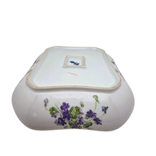 Charger l'image dans la galerie, Pfeiffer & Löwenstein Schlackenwerth, décor Empire, Plat aux violettes en porcelaine tchèque, années 1920-1935