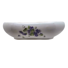 Charger l'image dans la galerie, Pfeiffer & Löwenstein Schlackenwerth, décor Empire, Plat aux violettes en porcelaine tchèque, années 1920-1935