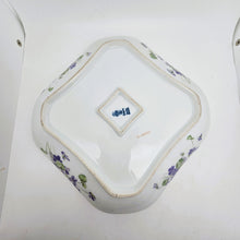 Charger l'image dans la galerie, Pfeiffer & Löwenstein Schlackenwerth, décor Empire, Plat aux violettes en porcelaine tchèque, années 1920-1935