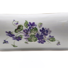 Charger l'image dans la galerie, Pfeiffer & Löwenstein Schlackenwerth, décor Empire, Plat aux violettes en porcelaine tchèque, années 1920-1935