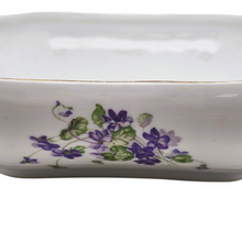 Charger l'image dans la galerie, Pfeiffer & Löwenstein Schlackenwerth, décor Empire, Plat aux violettes en porcelaine tchèque, années 1920-1935