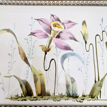 Load image into Gallery viewer, Plateau en céramique peinte à la main aux fleurs stylisées, années 1950 Le Charme des Violettes - Brocante en ligne