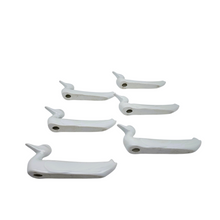 Load image into Gallery viewer, Suite de 6 porte-couteaux en porcelaine blanche – Canards stylisés, charme poétique, années 1960-1970 Le Charme des Violettes - Brocante en ligne
