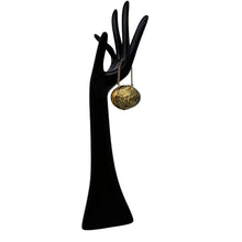 Load image into Gallery viewer, Porte-dé à coudre en forme d'œuf – Laiton ciselé – Écrin de couture, fin XIXe siècle Le Charme des Violettes - Brocante en ligne