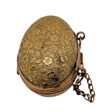 Charger l'image dans la galerie, Porte-dé à coudre victorien en forme d’œuf en laiton ciselé, nécessaire de couture, fin XIXᵉ Le Charme des Violettes - Brocante en ligne