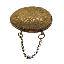 Charger l'image dans la galerie, Porte-dé à coudre victorien en forme d’œuf en laiton ciselé, nécessaire de couture, fin XIXᵉ Le Charme des Violettes - Brocante en ligne