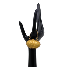 Charger l'image dans la galerie, Porte-dé à coudre victorien en forme d’œuf en laiton ciselé, nécessaire de couture, fin XIXᵉ Le Charme des Violettes - Brocante en ligne