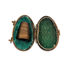 Charger l'image dans la galerie, Porte-dé à coudre victorien en forme d’œuf en laiton ciselé, nécessaire de couture, fin XIXᵉ Le Charme des Violettes - Brocante en ligne
