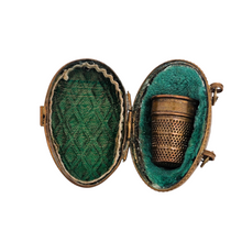 Charger l'image dans la galerie, Porte-dé à coudre victorien en forme d’œuf en laiton ciselé, nécessaire de couture, fin XIXᵉ Le Charme des Violettes - Brocante en ligne