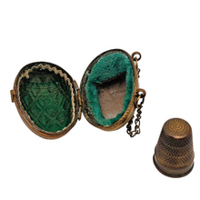 Charger l'image dans la galerie, Porte-dé à coudre victorien en forme d’œuf en laiton ciselé, nécessaire de couture, fin XIXᵉ Le Charme des Violettes - Brocante en ligne