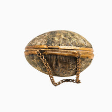 Load image into Gallery viewer, Porte-dé à coudre en forme d'œuf – Laiton ciselé – Écrin de couture, fin XIXe siècle Le Charme des Violettes - Brocante en ligne