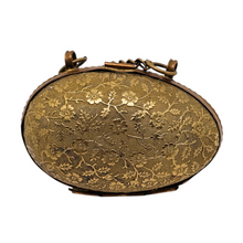 Charger l'image dans la galerie, Porte-dé à coudre victorien en forme d’œuf en laiton ciselé, nécessaire de couture, fin XIXᵉ Le Charme des Violettes - Brocante en ligne