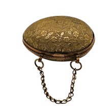 Charger l'image dans la galerie, Porte-dé à coudre victorien en forme d’œuf en laiton ciselé, nécessaire de couture, fin XIXᵉ Le Charme des Violettes - Brocante en ligne