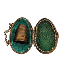 Charger l'image dans la galerie, Porte-dé à coudre victorien en forme d’œuf en laiton ciselé, nécessaire de couture, fin XIXᵉ Le Charme des Violettes - Brocante en ligne