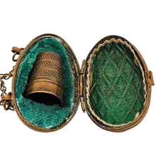 Charger l'image dans la galerie, Porte-dé à coudre victorien en forme d’œuf en laiton ciselé, nécessaire de couture, fin XIXᵉ Le Charme des Violettes - Brocante en ligne