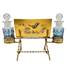 Afbeelding in Gallery-weergave laden, Porte-lettres en métal doré peint à la main avec deux flacons, fin XIXè - début XXè