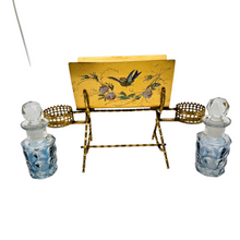 Charger l'image dans la galerie, Porte-lettres en métal doré peint à la main avec deux flacons, fin XIXè - début XXè